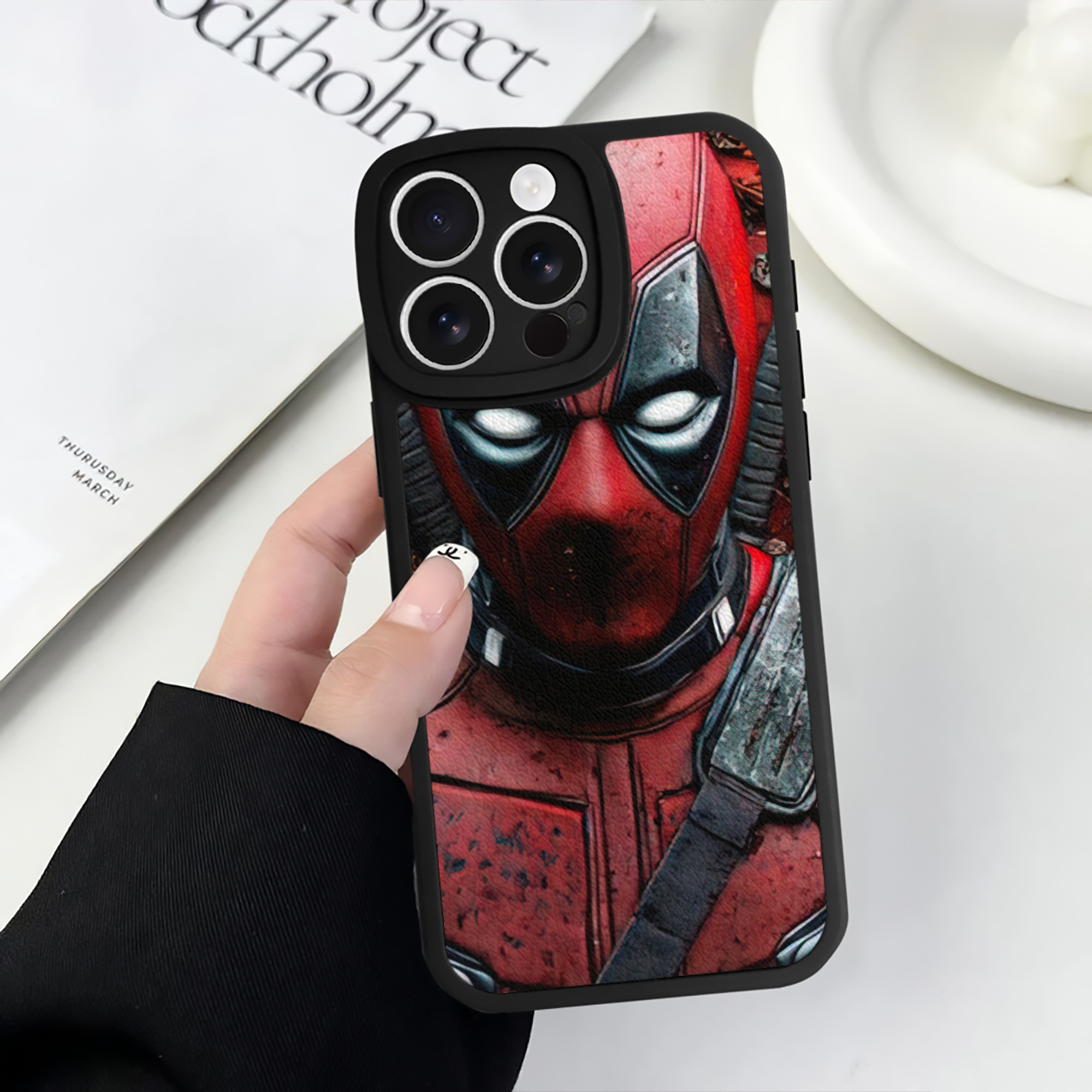 （画像用） Deadpool デッドプール 【iPhone 16シリーズ対応】シリコンスマホケース（レザー調） 材質：シリコン